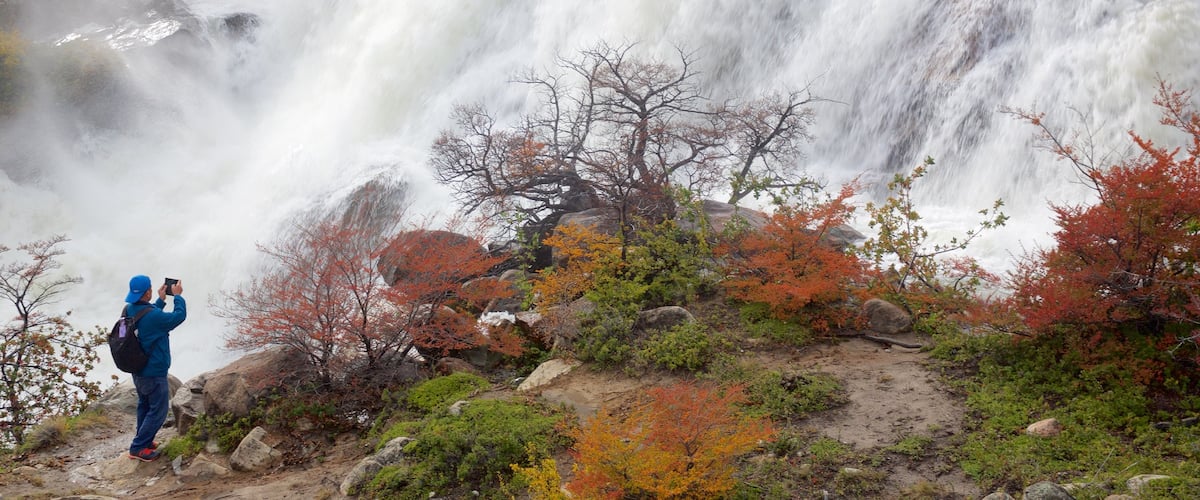 El Calafate ofreciendo una cascada y también un hombre