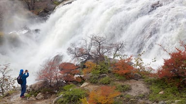 El Calafate caracterizando uma cascata assim como um homem sozinho