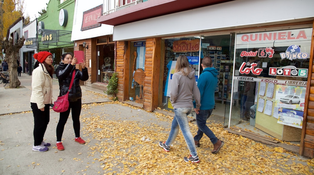 El Calafate que incluye zona de negocios y también un grupo pequeño de personas