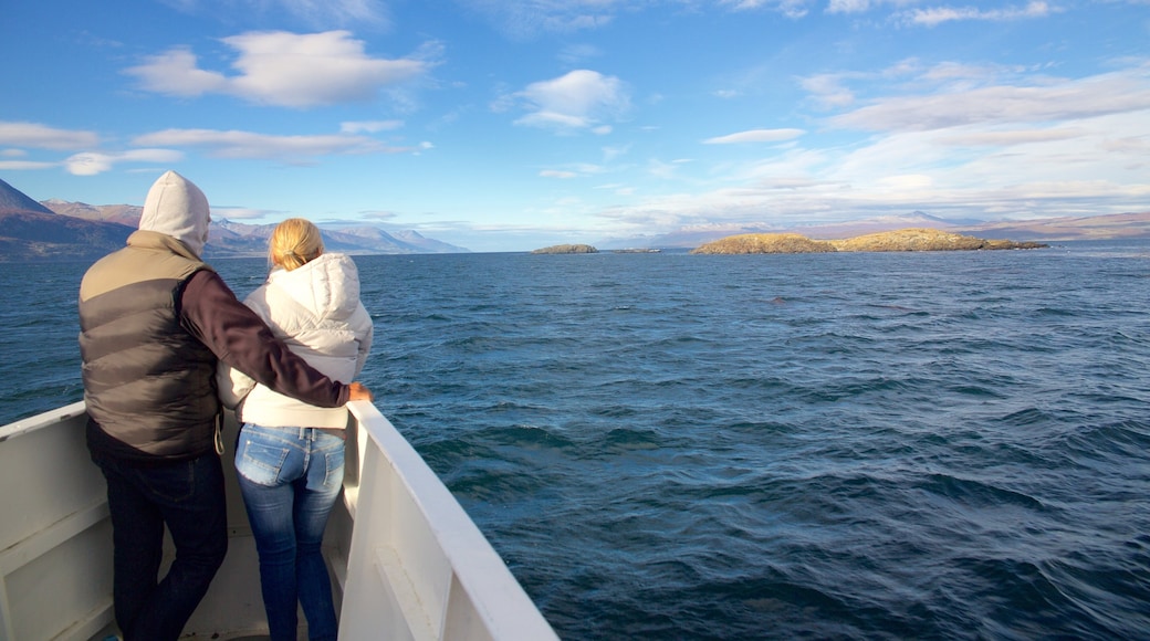 Ushuaia que incluye un lago o laguna y también una pareja