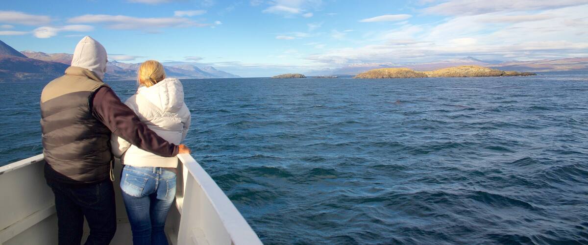 Ushuaia featuring järvi tai vesikuoppa sekä pari