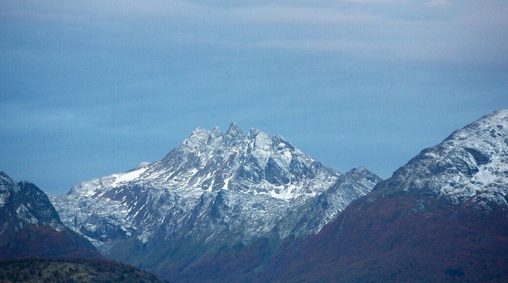 Ushuaia montrant neige et montagnes