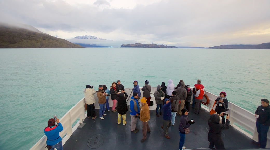 Canal Upsala mostrando un lago o laguna y también un grupo pequeño de personas