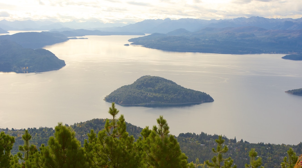 Cerro Otto que incluye escenas tranquilas, un lago o abrevadero y vistas de paisajes