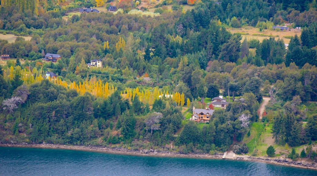 Cerro Campanario que incluye bosques, una pequeña ciudad o pueblo y un lago o abrevadero