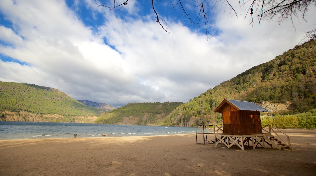 Região da Patagônia caracterizando um lago ou charco, paisagem e uma praia de areia