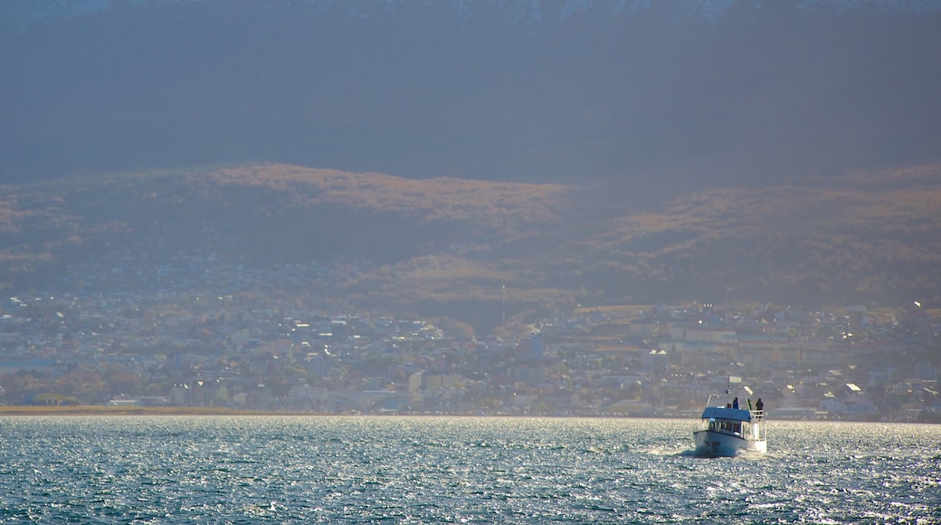 Région de Patagonie montrant lac ou étang et navigation