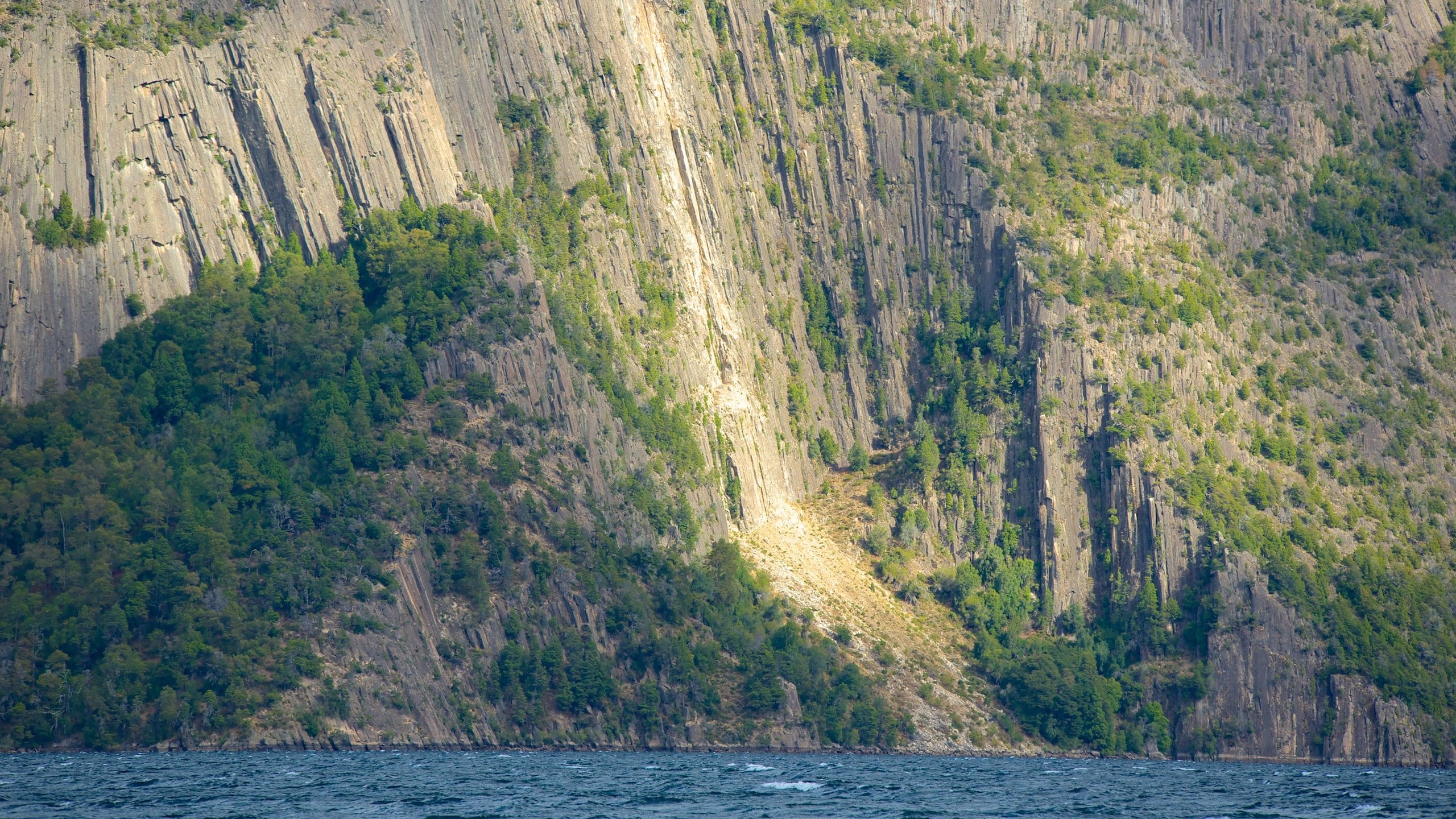 San Martín de los Andes ofreciendo un lago o espejo de agua y escenas tranquilas