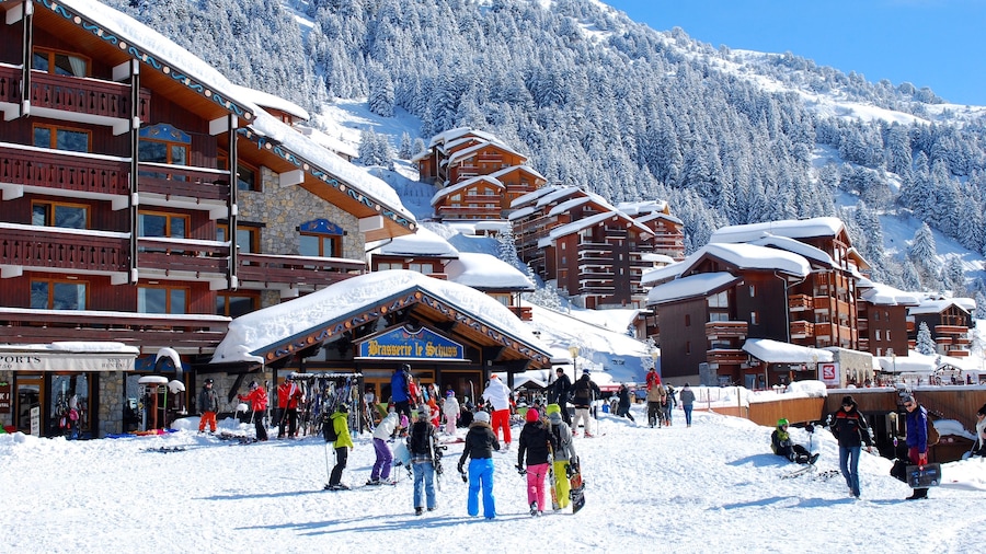 Skidorten Meribel presenterar en liten stad eller by och snö sÄvÀl som en liten grupp av mÀnniskor