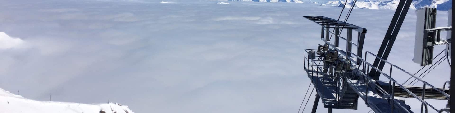 Station de ski de Méribel montrant brume ou brouillard et neige