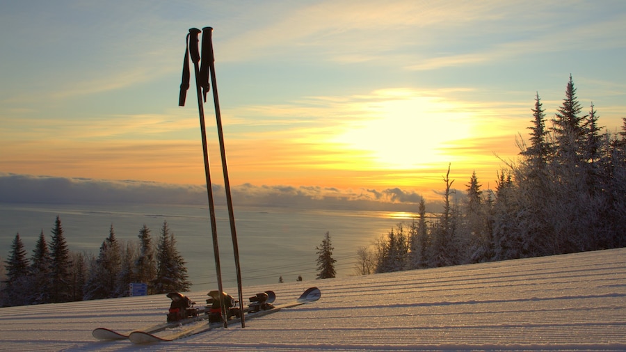 Le Massif bevat een zonsondergang, sneeuw en skiën