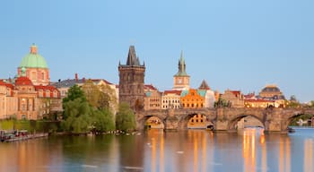 Karlsbrücke mit einem Stadt, Fluss oder Bach und Brücke