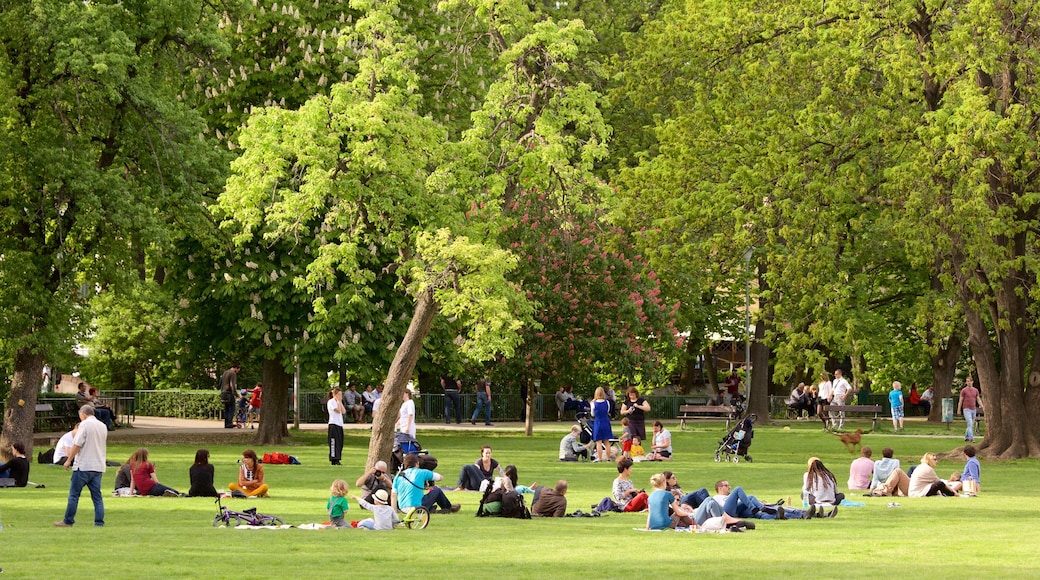 Kampapark bevat een tuin en ook een grote groep mensen