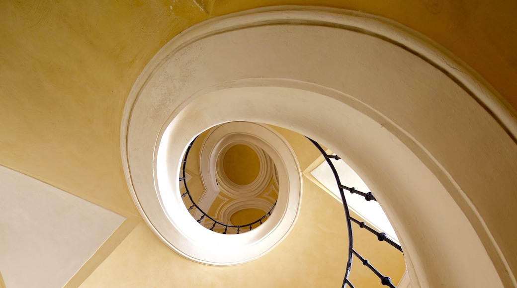 Maria-Tenhemelopneming en Johannes de Doperkerk toont interieur