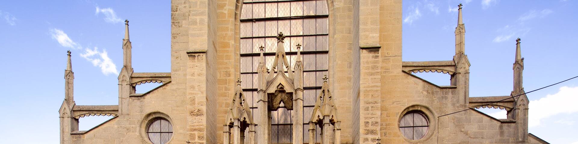 Kirche St. Maria Himmelfahrt und St. Johannes der Täufer das einen historische Architektur, Geschichtliches und Kirche oder Kathedrale