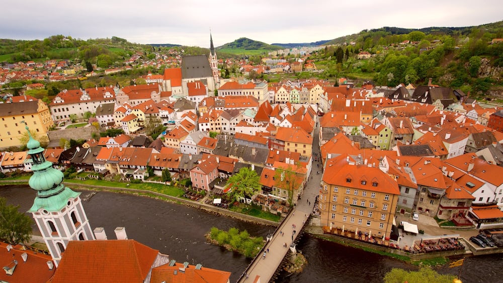 Ceský Krumlov mit einem Stadt und Fluss oder Bach