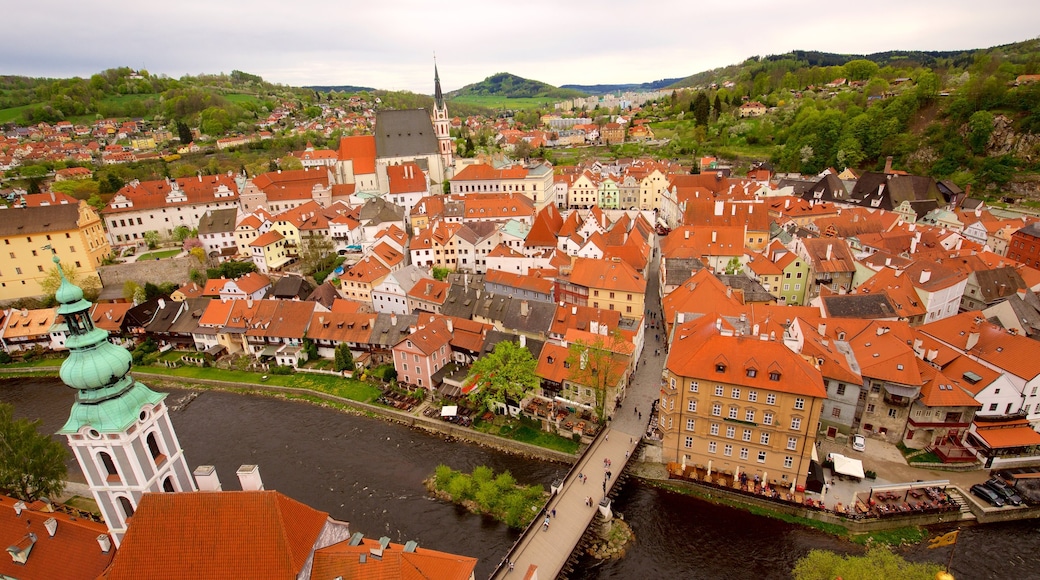 Ceský Krumlov mit einem Stadt und Fluss oder Bach