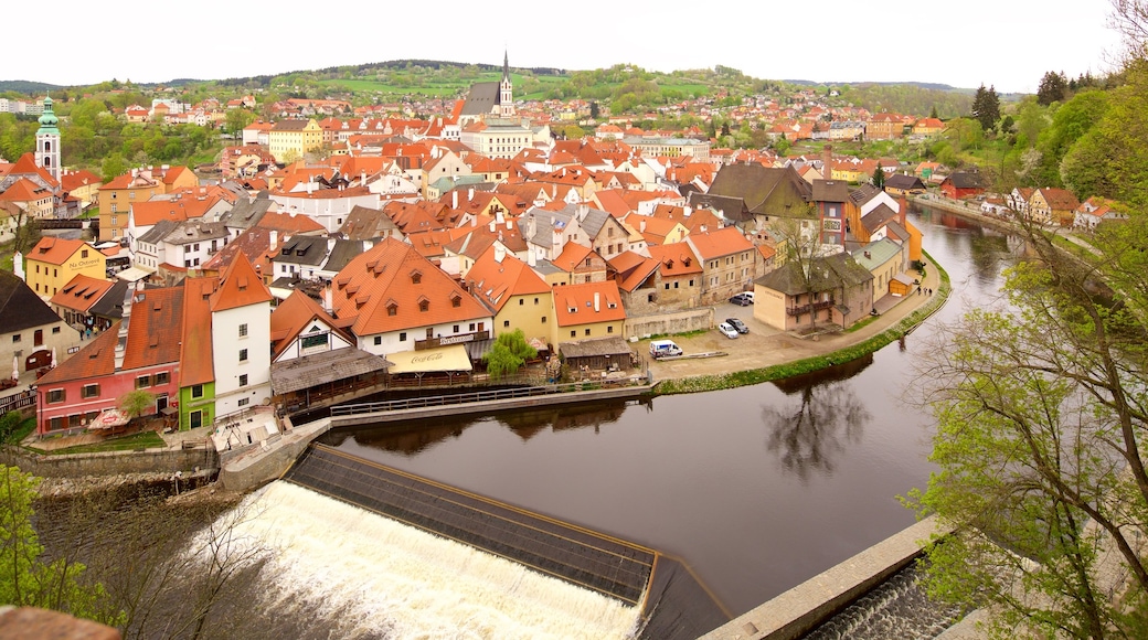 Cesky Krumlov som visar en stad och en å eller flod