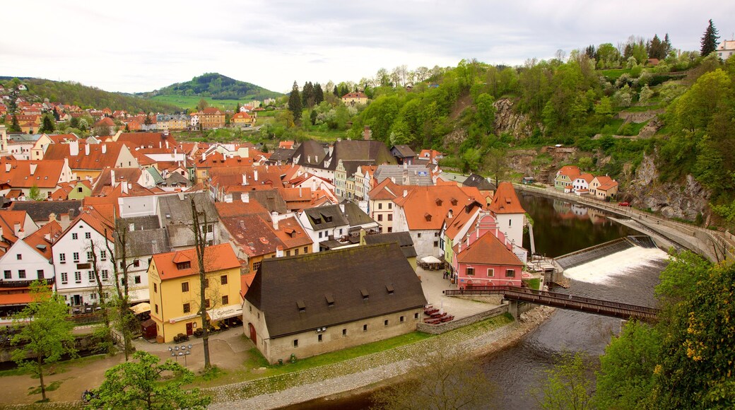 CeskĂœ Krumlov montrant riviĂšre ou ruisseau et ville