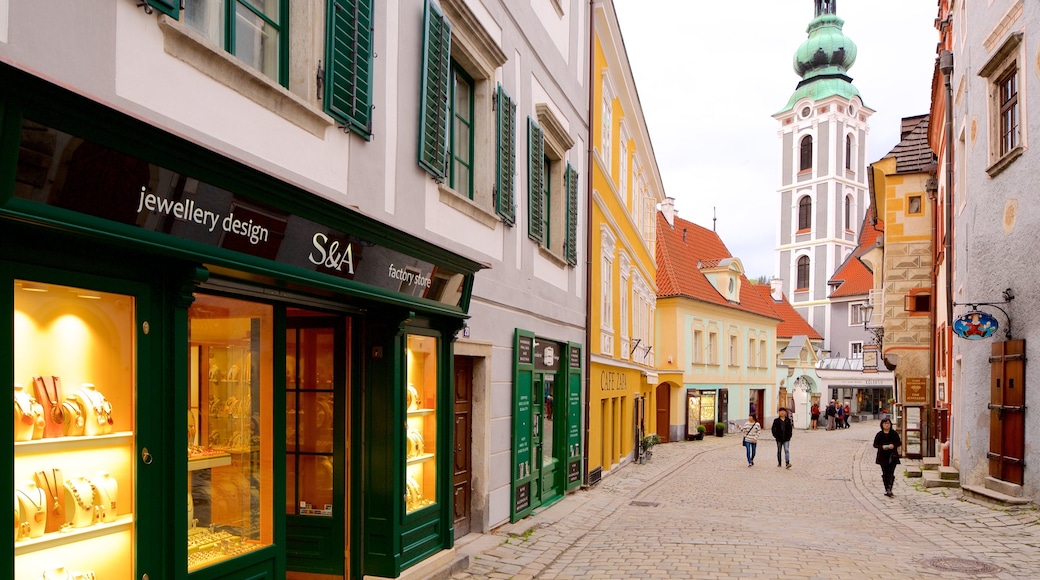 Cesky Krumlov showing a city and street scenes