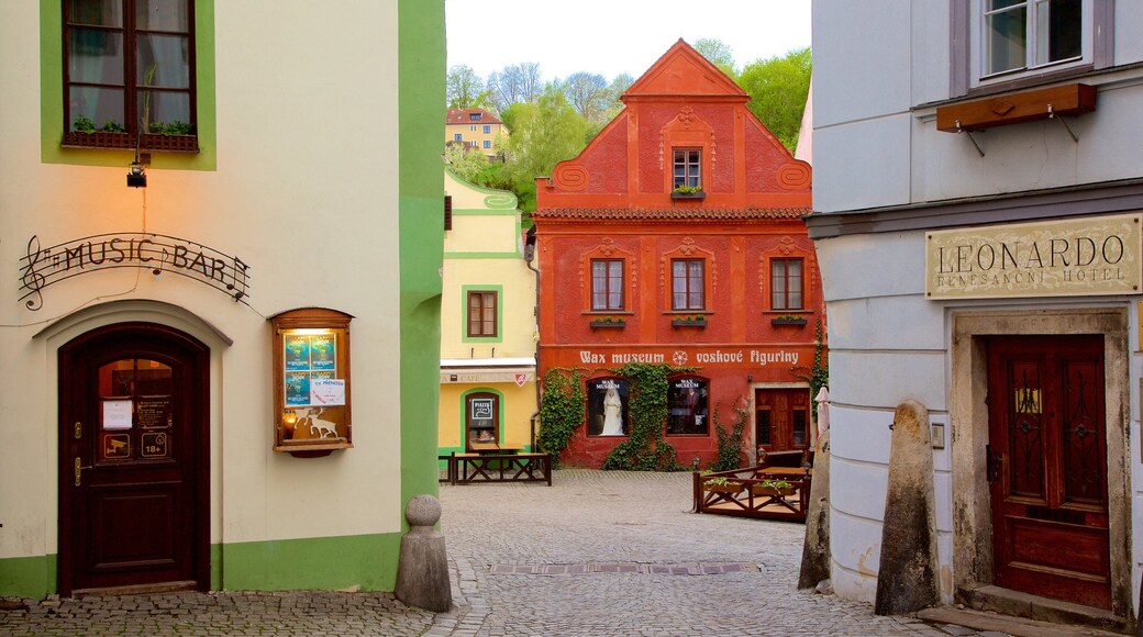 CeskĂœ Krumlov mettant en vedette scĂšnes de rue et ville