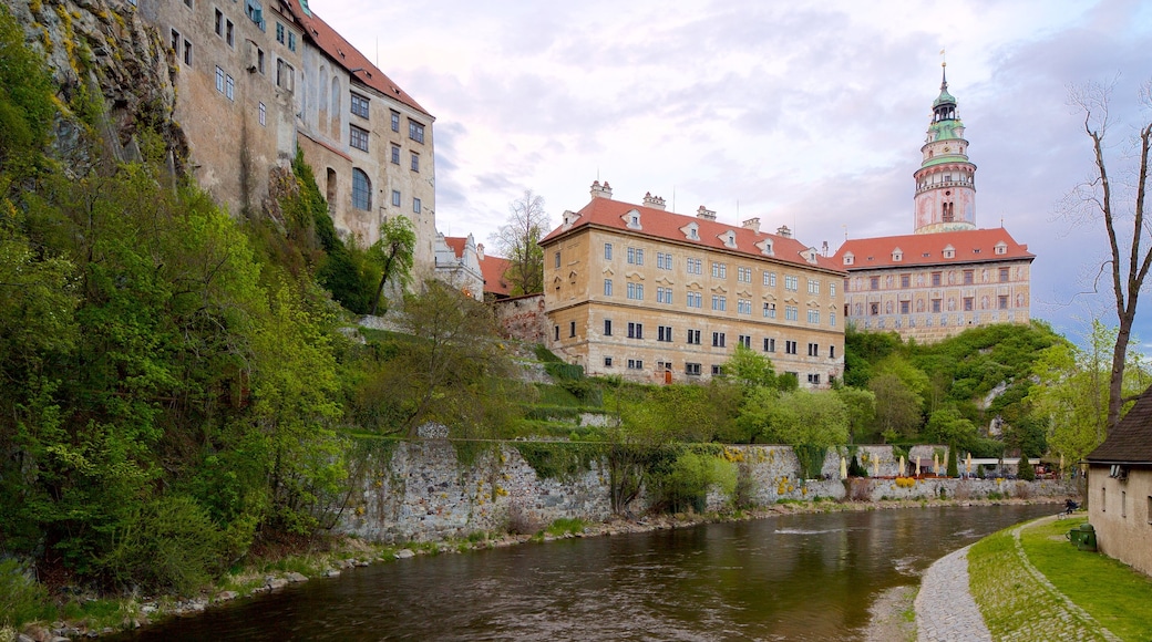 Château de Český Krumlov montrant ville et rivière ou ruisseau