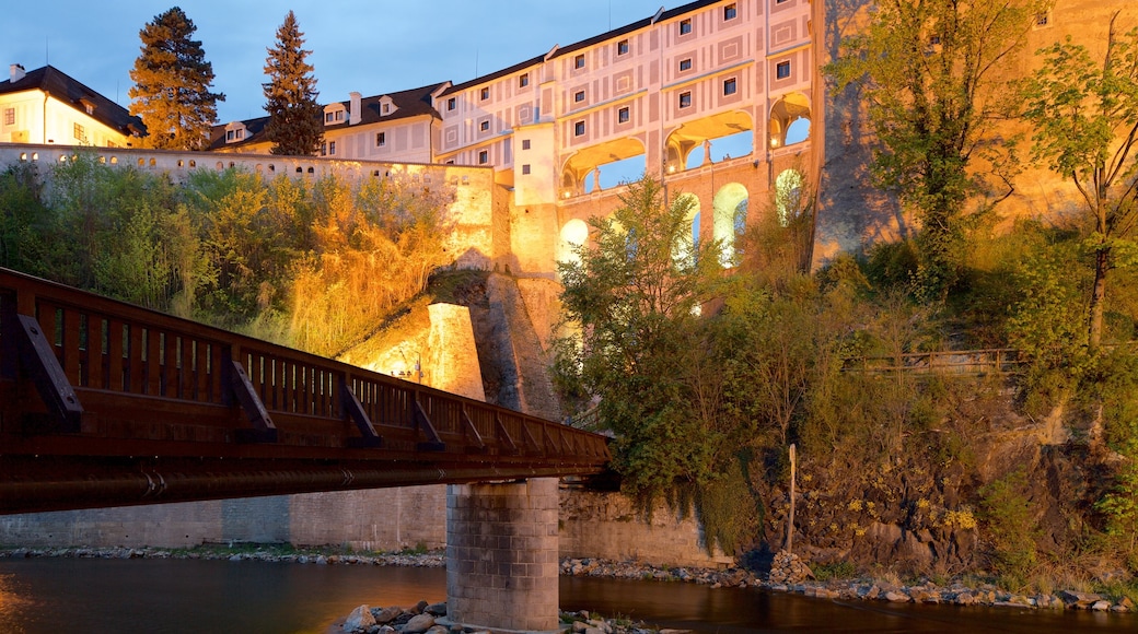 Schloss Český Krumlov das einen Fluss oder Bach und Stadt