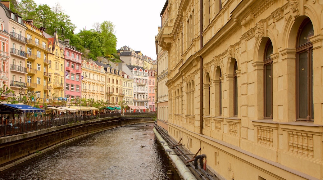 Karlovy Vary johon kuuluu kaupunki ja joki tai puro