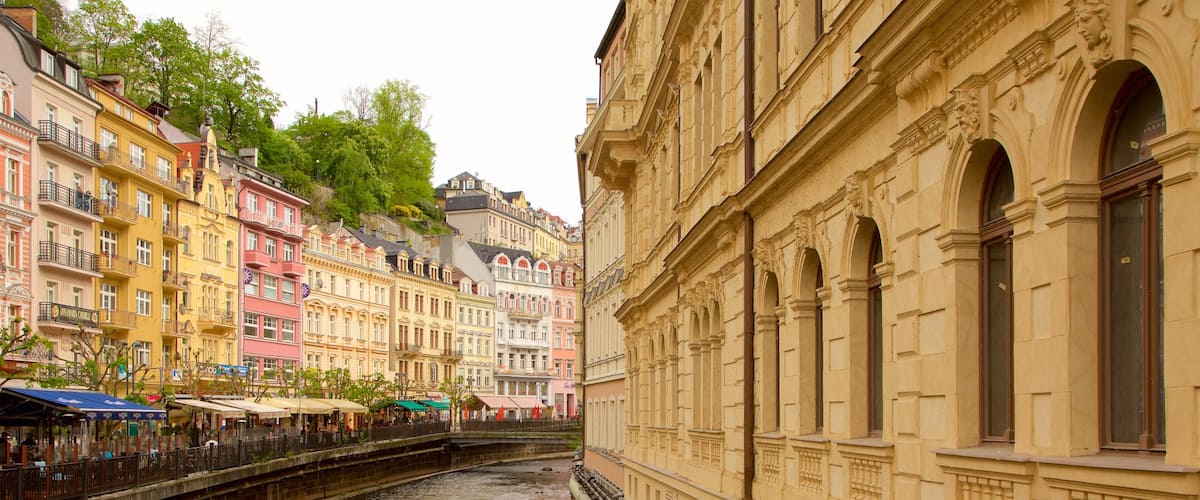 Karlovy Vary mostrando um rio ou córrego e uma cidade