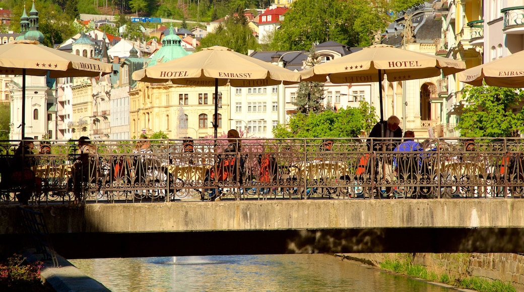 Karlovy Vary som omfatter en by og en flod eller et vandløb