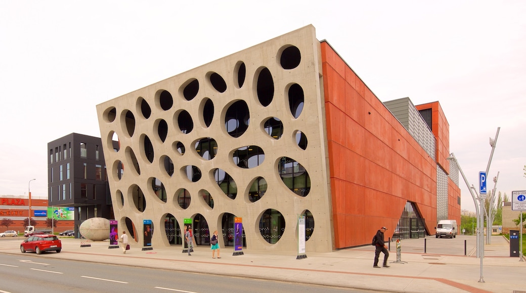 Plzen ofreciendo escenas de teatro, una ciudad y arquitectura moderna