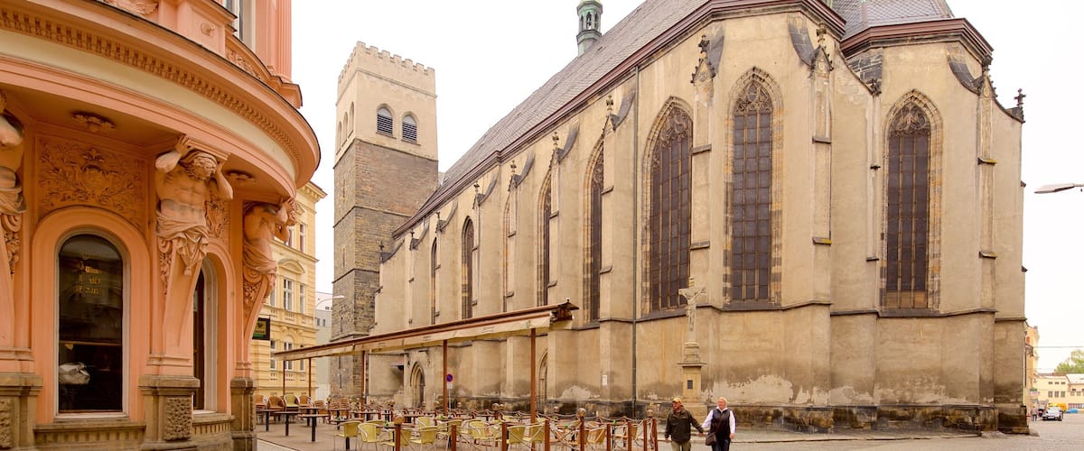 Iglesia de San Mauricio ofreciendo una ciudad