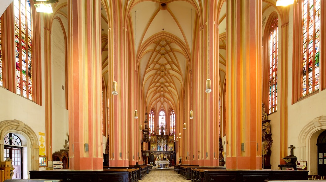 Skt. Moritz Kirke og byder på en kirke eller en katedral, historiske bygningsværker og interiør