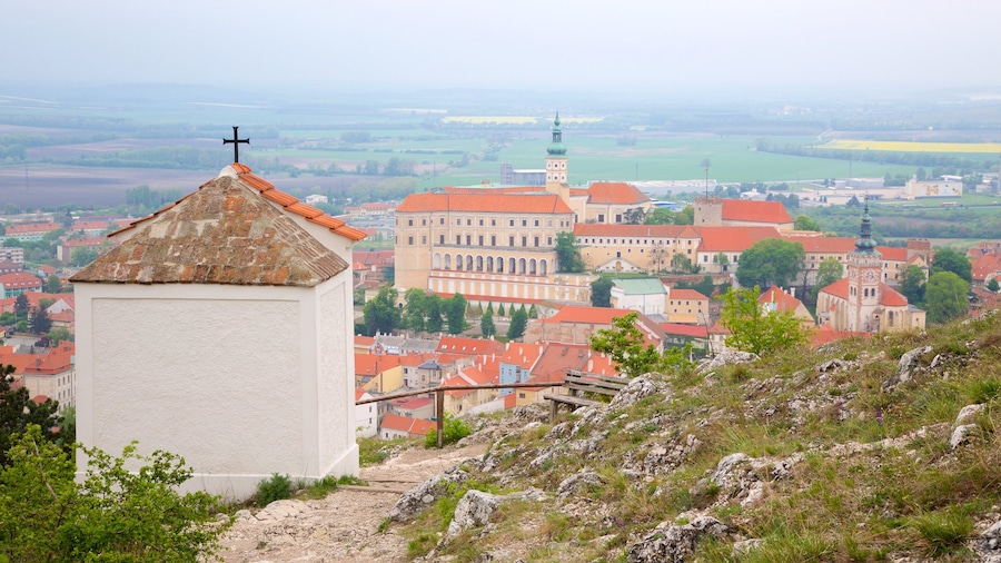 Moravia meridionale che include città e terreno coltivato