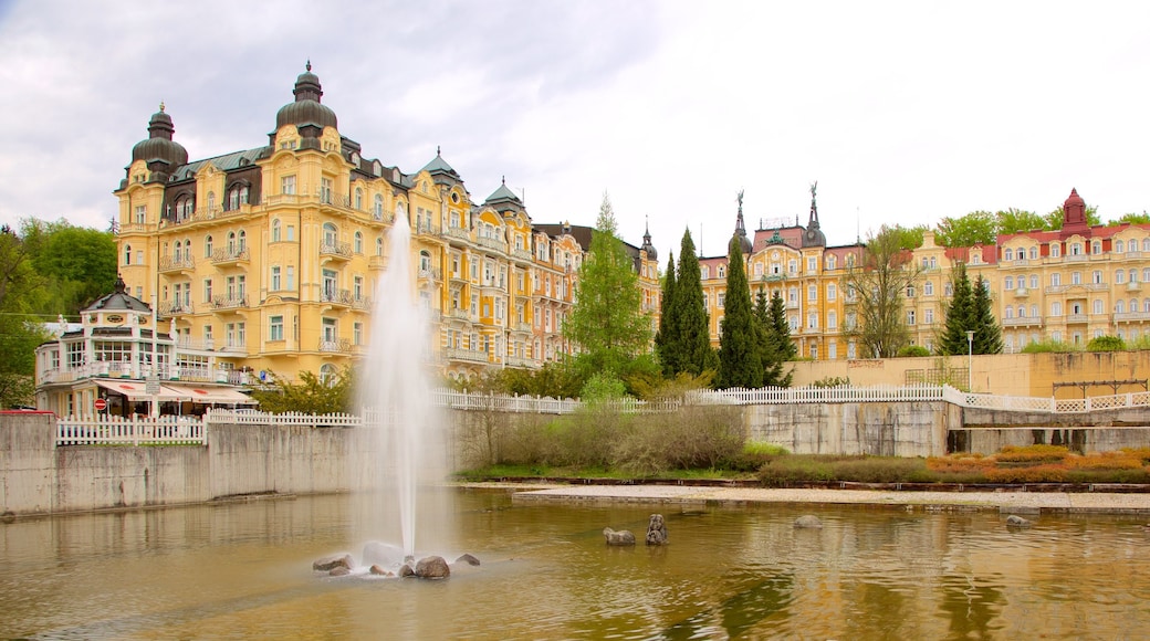 Marianske Lazne que incluye arquitectura patrimonial, elementos patrimoniales y una fuente