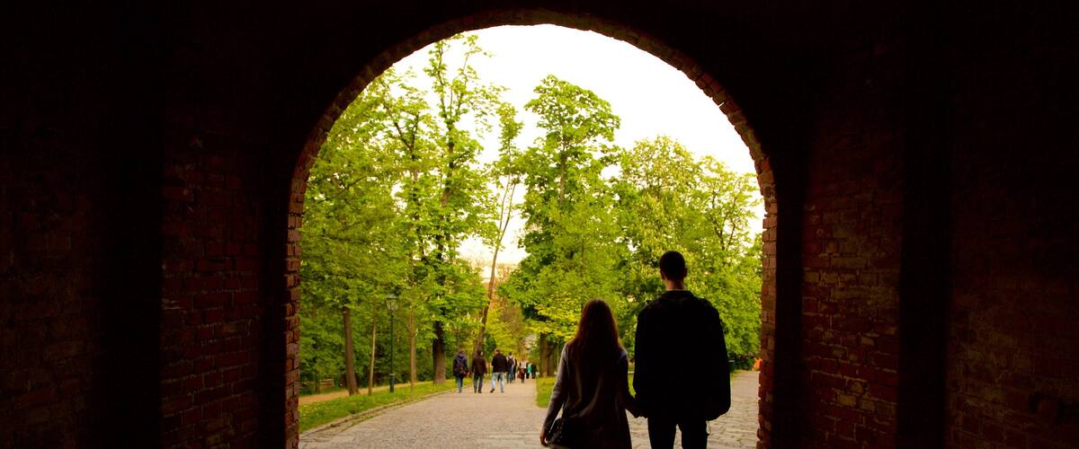 Spilberkin linna johon kuuluu puisto sekä pari