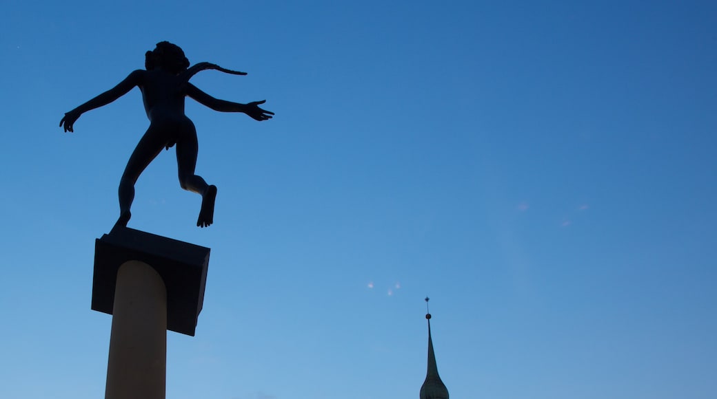 Brno showing a statue or sculpture