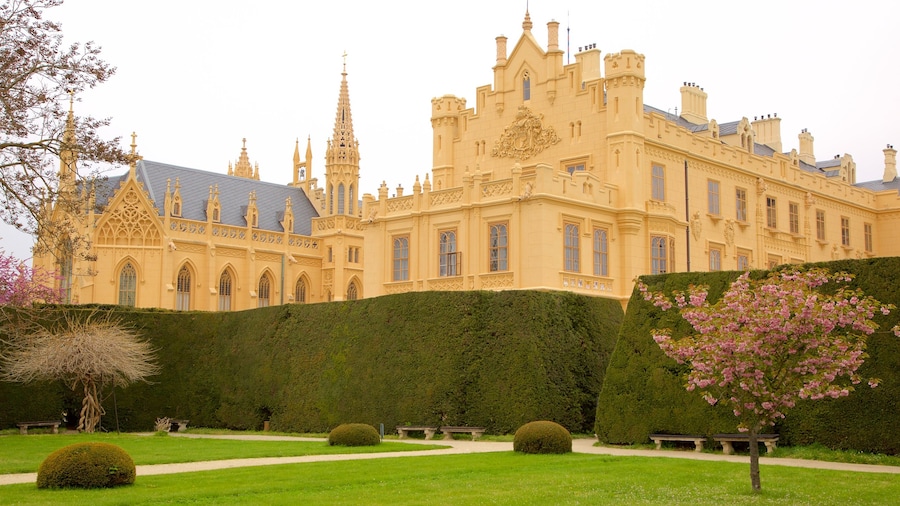 Castillo Liechtenstein de Lednice que incluye castillo o palacio, un parque y elementos patrimoniales