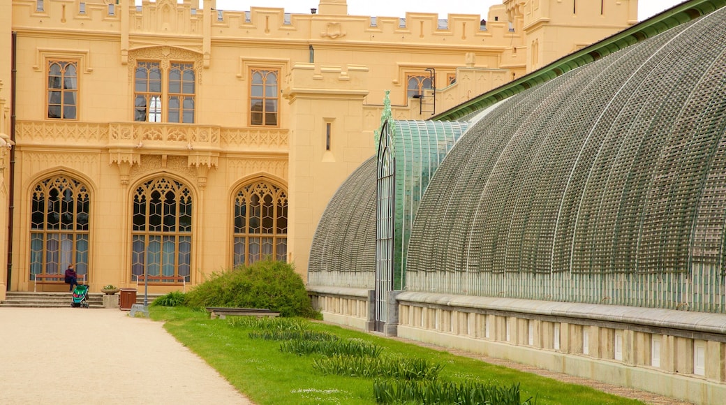 Lednice Liechtensteins slott som visar historiska element, historisk arkitektur och en park