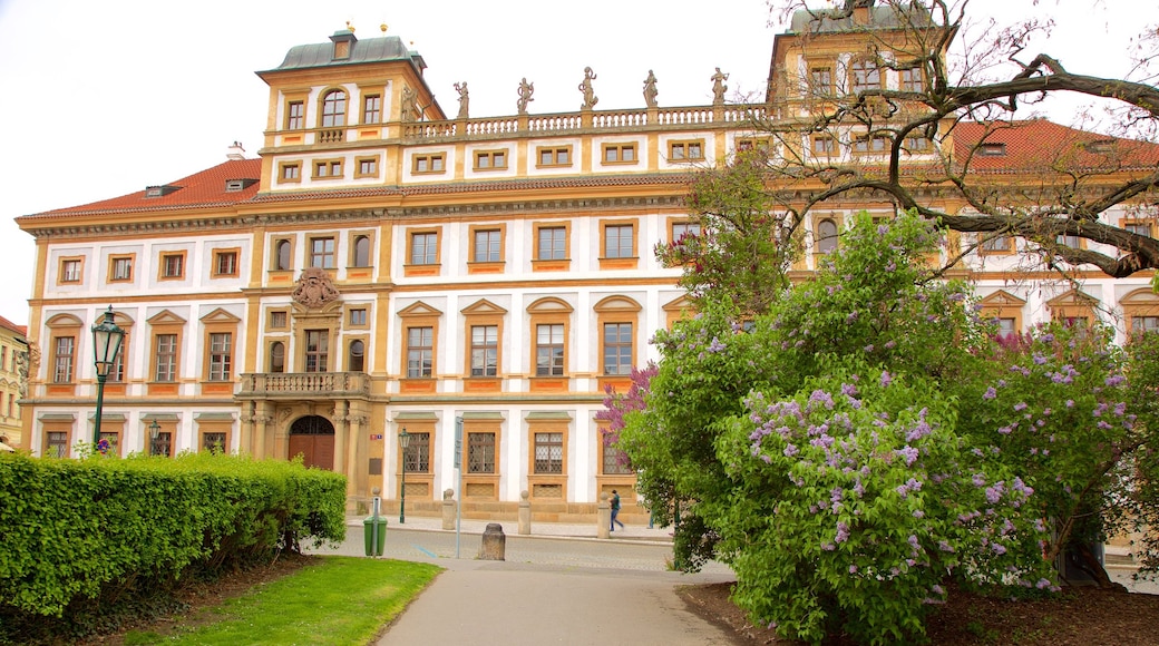 Prags slott som inkluderar historiska element och en trädgård