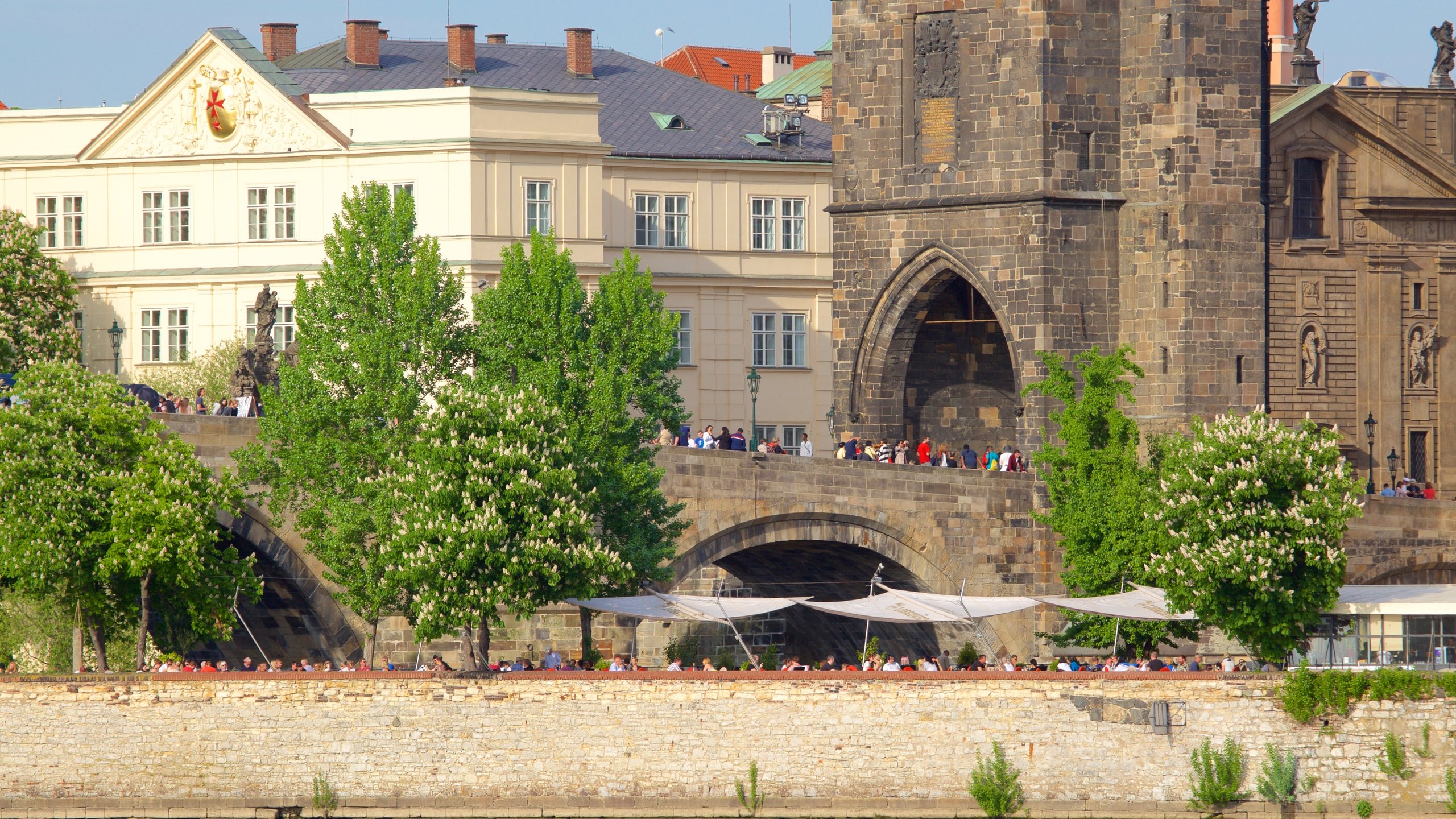 Menjulang di tepi sebelah timur Jembatan Charles, menara yang megah ini menandai pintu masuk ke Kota Tua Praha dan menawarkan pemandangan ke berbagai puncak atap yang indah di kota.