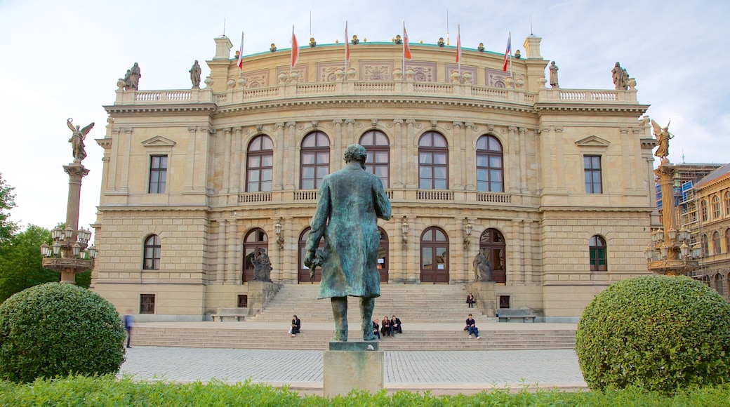 Auditorio Rudolfinum ofreciendo una ciudad, una estatua o escultura y elementos del patrimonio