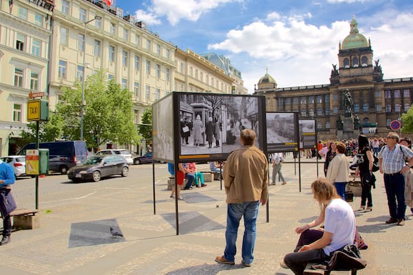 Musée national de Prague qui includes art en plein air, scènes de rue et ville