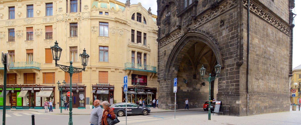 Torre de la Pólvora mostrando una ciudad y elementos del patrimonio y también una pareja