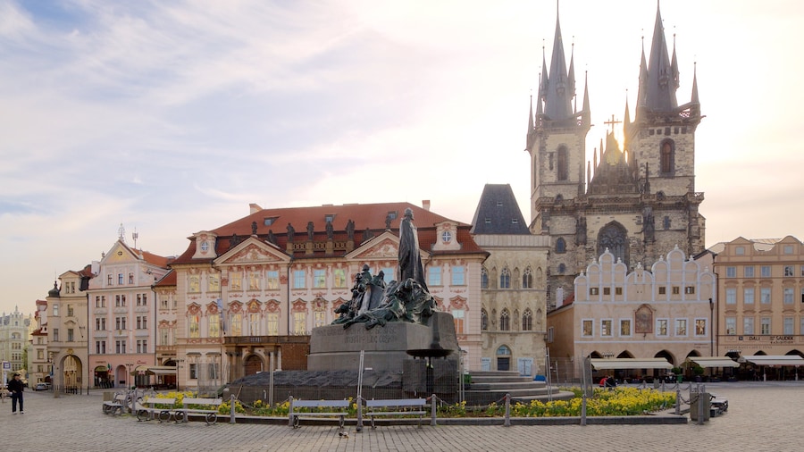 Cattedrale di Týn caratteristiche di piazza, città e architettura d\'epoca