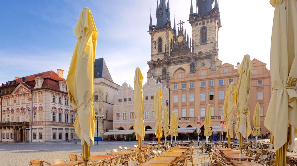 Tynkathedraal toont een stad, historische architectuur en een plein