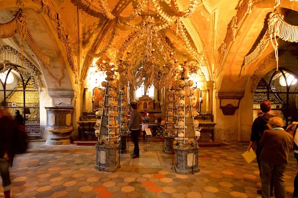 Sedletz-Ossarium welches beinhaltet Geschichtliches und Innenansichten sowie kleine Menschengruppe