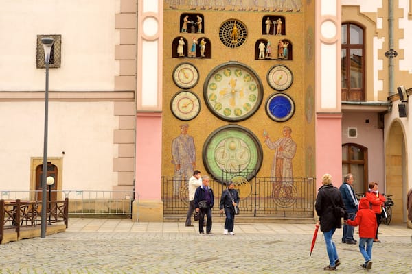 Astronomical Clock das einen Geschichtliches und Stadt sowie kleine Menschengruppe
