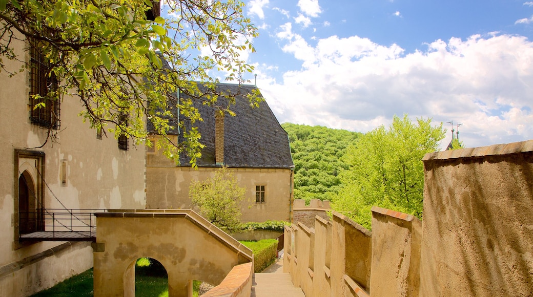 Kasteel Karlštejn bevat historisch erfgoed en kasteel of paleis