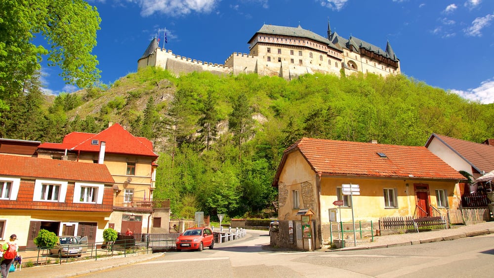 ChĂąteau de KarlĆĄtejn qui includes patrimoine historique, chĂąteau et petite ville ou village